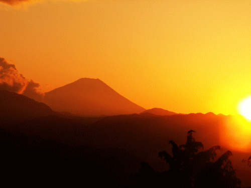 高尾山山頂の夕焼けの富士山