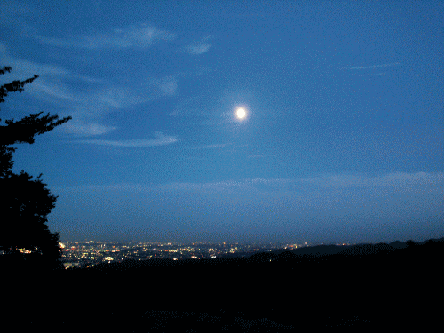 山の頂からの夕景−２