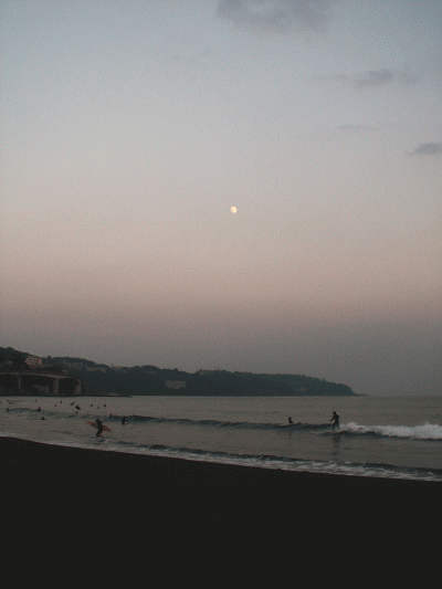 夕方の海辺と月